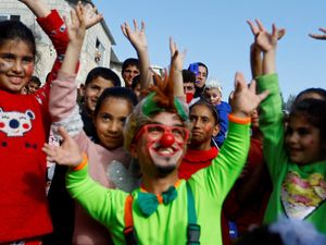 Aksi Relawan Menghibur Anak-anak Gaza Demi Sembuhkan Trauma