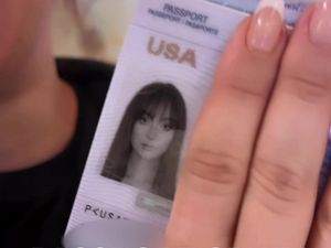 Wanita Ini Nyaris Ketinggalan Pesawat gegara Foto Paspor Terlalu Cantik