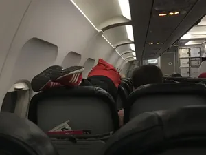 Traveler Ramai-ramai Curhat Ulah Menyebalkan Anak-anak di Pesawat