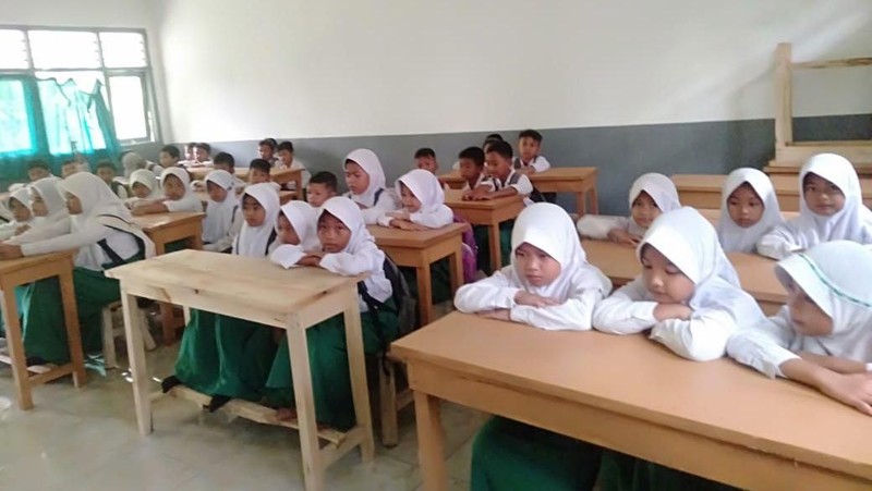 Berkat Sahabat Baik, Siswa Al Fatwa  Anak-anak Bisa Belajar dengan Meja-Kursi