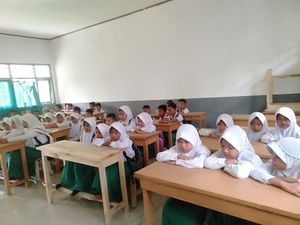 Berkat Sahabat Baik, Siswa Al Fatwa  Anak-anak Bisa Belajar dengan Meja-Kursi