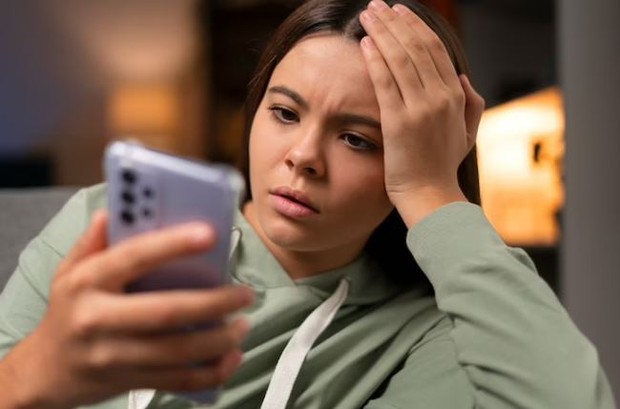 Beristirahat dan selektif dengan media sosial. foto freepik.com: freepik Beristirahat dan selektif dengan media sosial. foto freepik.com: freepik