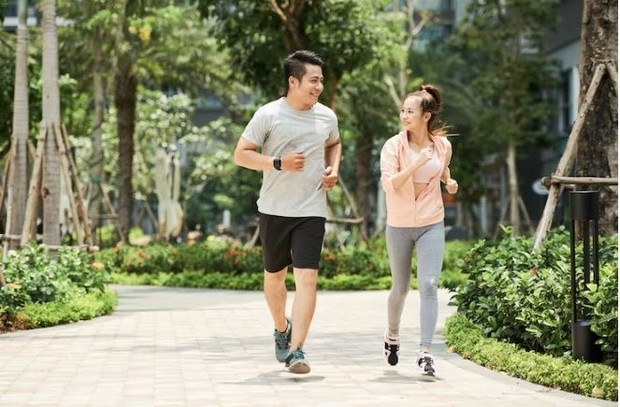 Berolahraga sambil menikmati pemandangan. foto freepik.com: pressfoto Berolahraga sambil menikmati pemandangan. foto freepik.com: pressfoto