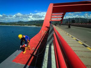 Biar Makin Kinclong, Jembatan Merah Youtefa di Papua Dicat Ulang Biar Makin Kinclong, Jembatan Merah Youtefa di Papua Dicat Ulang