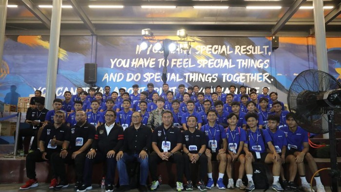BRI memberikan bantuan berupa dana pendidikan kepada 50 anak/talenta muda sepak bola Indonesia dan peralatan olahraga untuk Sekolah Sepakbola (SSB). Apresiasi dana pendidikan prestasi olahraga kepada para peserta terpilih dalam kegiatan ”BRImo Future Garuda, Selasa (30/5/2023) malam WIB di BRILian Stadium, Fatmawati.
