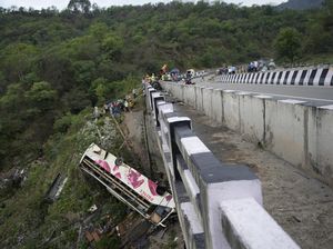 Bus di India Jatuh ke Ngarai, 10 Orang Tewas