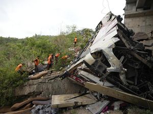 Bus di India Tabrak Tiang-Terbalik, 25 Orang Tewas Bus di India Tabrak Tiang-Terbalik, 25 Orang Tewas