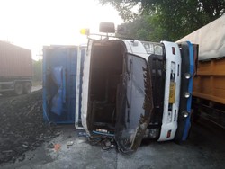 Dump Truk Tabrak Pohon hingga Terguling di Trosobo Sidoarjo, Sopir Patah Tulang