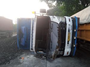 Dump Truk Tabrak Pohon hingga Terguling di Trosobo Sidoarjo, Sopir Patah Tulang Dump Truk Tabrak Pohon hingga Terguling di Trosobo Sidoarjo, Sopir Patah Tulang