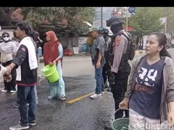 Momen Emak-emak di Pinrang Ngamuk-Siram Air Mahasiswa Bakar Ban Saat Demo