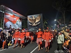 Warga Kota Blitar Tumpah Ruah Nonton Kirab Bedol Pusaka Gerebek Pancasila