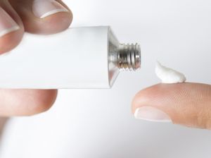 Ini Manfaat Miconazole Serta Efek Sampingnya Bagi Kulit Ini Manfaat Miconazole Serta Efek Sampingnya Bagi Kulit