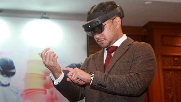 Inovasi Augmented Reality Dalam Operasi Tulang Belakang