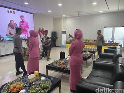 Irfan Jauhari, Pembobol Gawang Thailand Diserbu Penggemar di Polres Ngawi