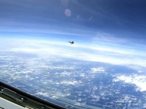 Detik-detik Jet Tempur China Manuver Dekat Pesawat Pengintai AS Detik-detik Jet Tempur China Manuver Dekat Pesawat Pengintai AS