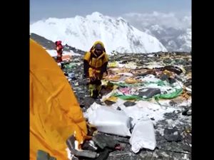 Jorok! 200 Kg Sampah Bekas Pendaki Berserakan di Gunung Everest Jorok! 200 Kg Sampah Bekas Pendaki Berserakan di Gunung Everest