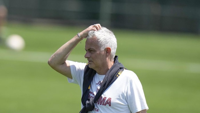 Romas head coach Jose Mourinho attends a training session ahead of the Europa League soccer final, at the Trigoria training centre, in Rome, Tuesday, May 30, 2023. Roma will play an Europa League final against Sevilla in Budapest, Hungary, next Wednesday, May 31. (AP Photo/Alessandra Tarantino)