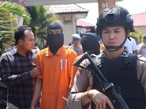 Sempat-sempatnya Jumairi Bunuh Sadis Pria Saat Diamankan ke Polsek Sempat-sempatnya Jumairi Bunuh Sadis Pria Saat Diamankan ke Polsek