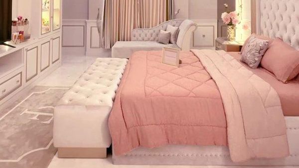 7 Potret Kamar Impian Fuji yang Akhirnya Terwujud, Serba Pink