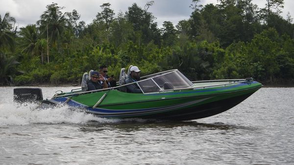 Kapal Pengangkut Ini Jadi Trasportasi Satu-satunya ke Agats Asmat