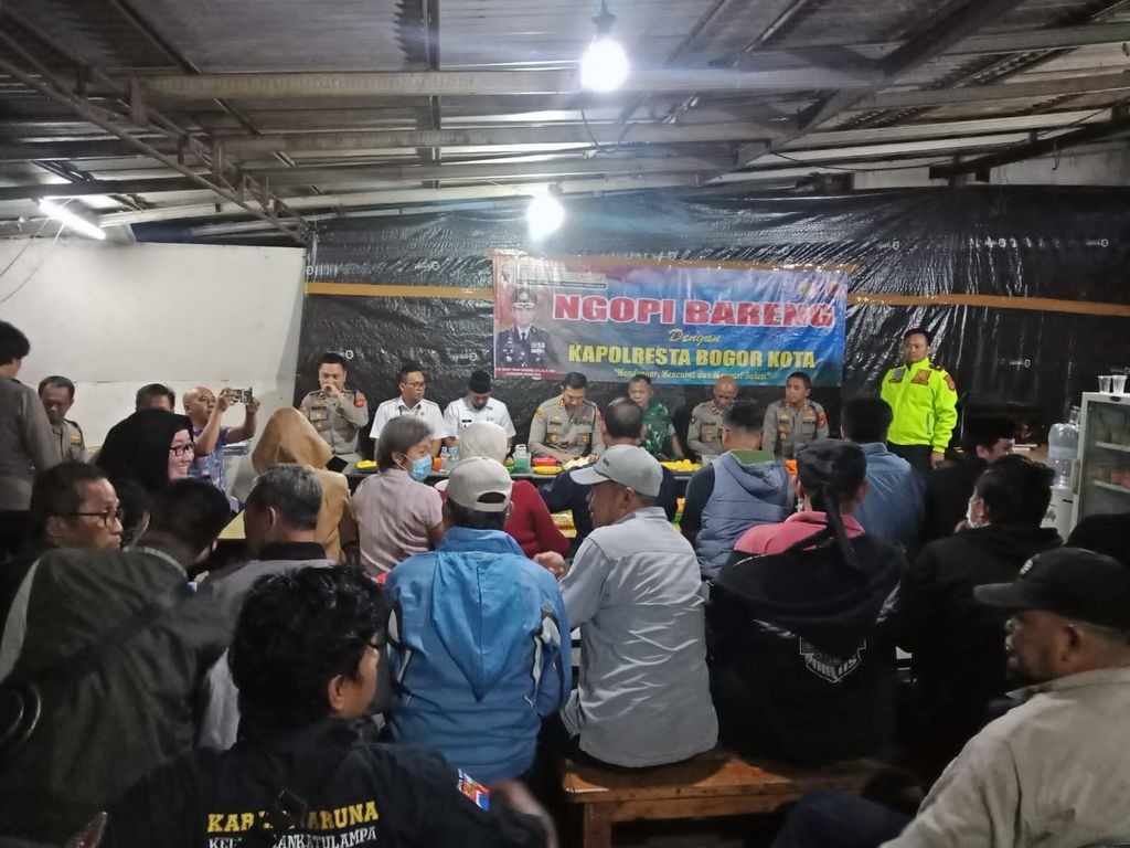 Kapolresta Bogor Kota Kombes Bismo Teguh Ngopi Bareng Warga