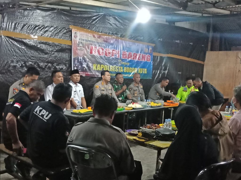 Kapolresta Bogor Kota Kombes Bismo Teguh Ngopi Bareng Warga