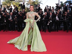 Kate Beckinsale Diselamatkan Keanu Reeves dari Wardrobe Malfunction Paling Memalukan