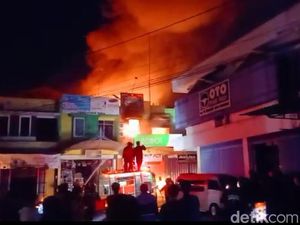 Tiga Ruko di Kota Probolinggo Terbakar, 3 Unit Mobil Damkar Diterjunkan Tiga Ruko di Kota Probolinggo Terbakar, 3 Unit Mobil Damkar Diterjunkan