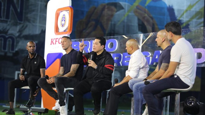 Ketum PSSI Erick Thohir bersama empat legenda sepakbola dunia Roberto Carlos (Brasil), Marco Materazzi (Italia), Juan Sebastian Veron (Argentina), Eric Abidal (Prancis), dan Giorgos Karagounis (Yunani).