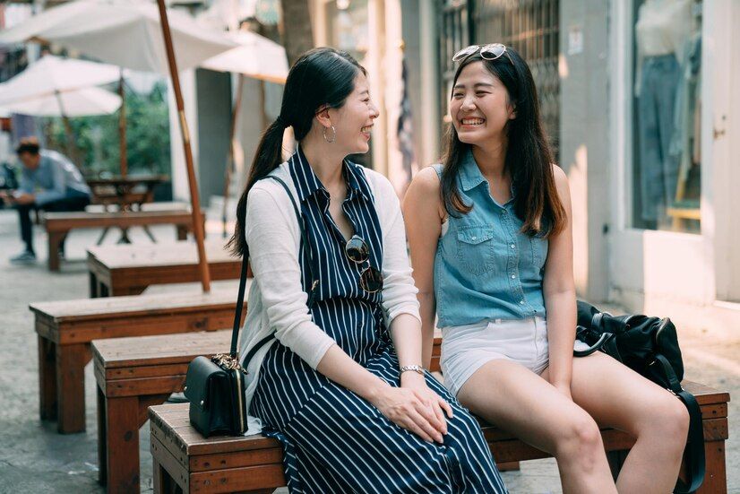 Supaya temanmu tidak larut dalam kesedihan, ajak dirinya untuk melakukan aktivitas menyenangkan bersama.