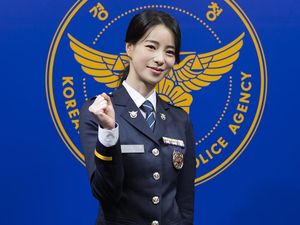 5 Potret Lim Ji Yeon Pakai Seragam Polisi