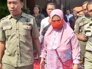 Emak-emak Penyiram Air Kencing ke Rumah Tetangga Divonis 1 Bulan Emak-emak Penyiram Air Kencing ke Rumah Tetangga Divonis 1 Bulan
