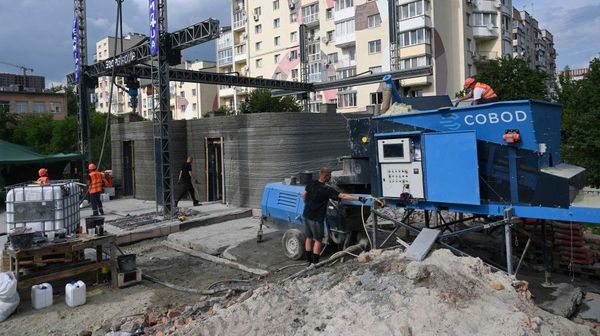 Melihat Proyek Sekolah Ukraina Dibangun dengan Mesin Cetak 3D