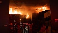 Momen Api Ludeskan Gudang Triplek di Pondok Bambu