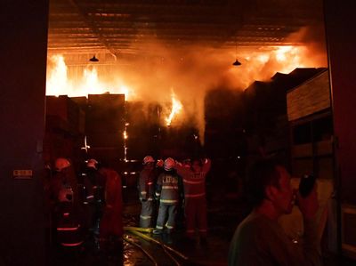 Momen Api Ludeskan Gudang Triplek di Pondok Bambu