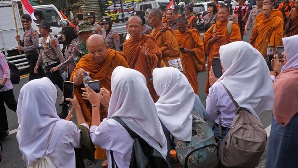Momen Biksu Thudong Akhirnya Sampai Magelang