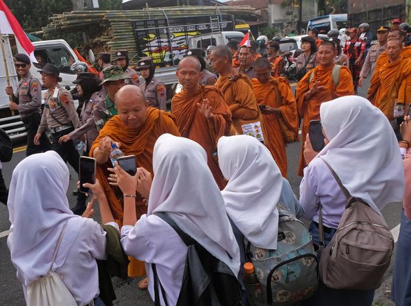 Momen Biksu Thudong Akhirnya Sampai Magelang