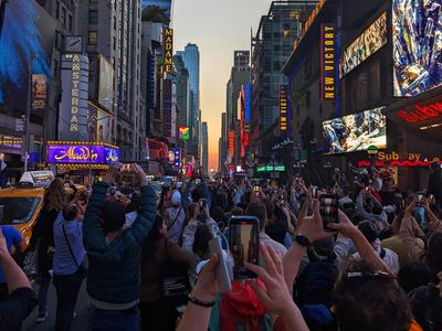 Para Pemburu Cahaya Emas Manhattanhenge di New York
