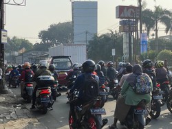 Kramat Jati Padat Merayap Pagi Ini, Warga: Macet Terus Ya Kesal