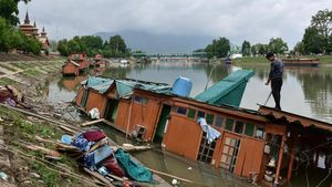 Penampakan Tenggelamnya Rumah Perahu di Kashmir