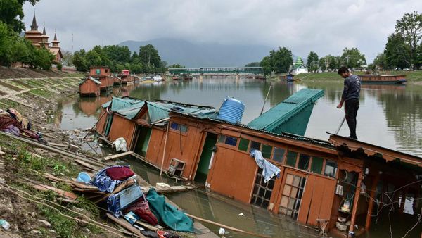 Penampakan Tenggelamnya Rumah Perahu di Kashmir