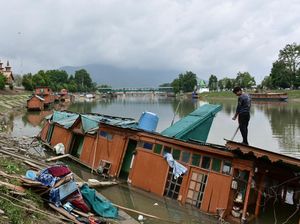 Penampakan Tenggelamnya Rumah Perahu di Kashmir