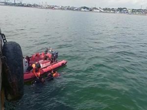 ABK Kapal Keruk Diduga Jatuh di Laut Pelabuhan Paotere Makassar Saat Berlabuh ABK Kapal Keruk Diduga Jatuh di Laut Pelabuhan Paotere Makassar Saat Berlabuh