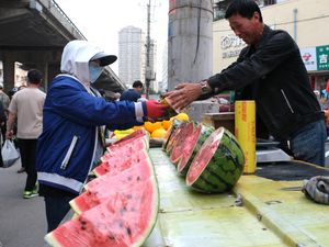 Berkah Musim Panas, Penjualan Semangka di China Meningkat