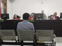 Tangis PNS MA Bacakan Pledoi di Sidang Kasus Suap Hakim Agung