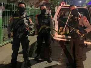 Polisi Bubarkan Tawuran Antargangster di Surabaya, 3 Remaja Diamankan Polisi Bubarkan Tawuran Antargangster di Surabaya, 3 Remaja Diamankan