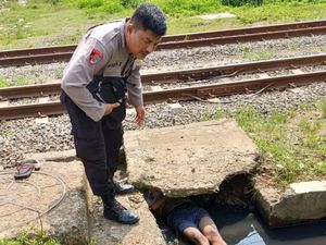 Saat Polisi Kena Prank ODGJ Tiduran di Selokan Dikira Mayat Saat Polisi Kena Prank ODGJ Tiduran di Selokan Dikira Mayat
