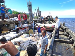 Potret Daging Kerbau Impor Ilegal Disita dari Kapal hingga Ditimbun di TPA Potret Daging Kerbau Impor Ilegal Disita dari Kapal hingga Ditimbun di TPA