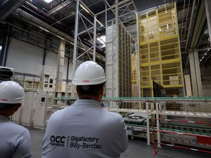 Prancis Resmikan Pabrik Baterai Raksasa Pertamanya