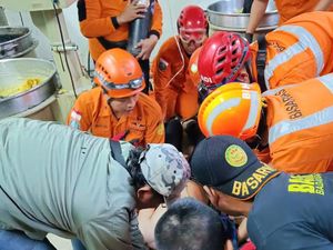 Detik-detik Evakuasi Tangan Munir Terjepit Mesin Giling Bakpia di Sleman Detik-detik Evakuasi Tangan Munir Terjepit Mesin Giling Bakpia di Sleman